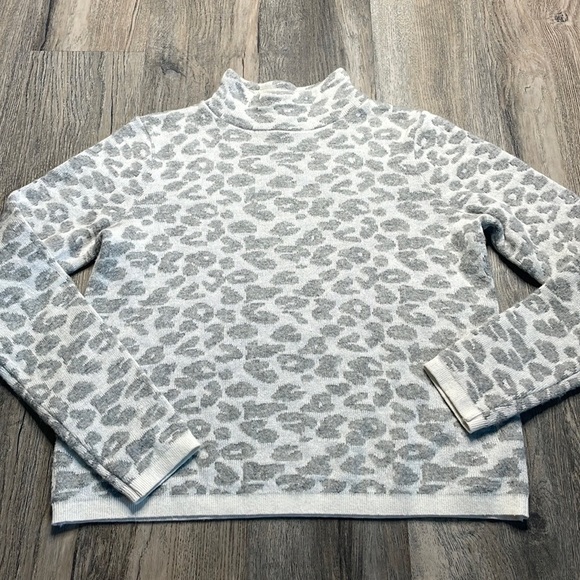 Ann Taylor Loft Grey and White Mock Neck Leopard Sweater, size Medium - Picture 2 of 11